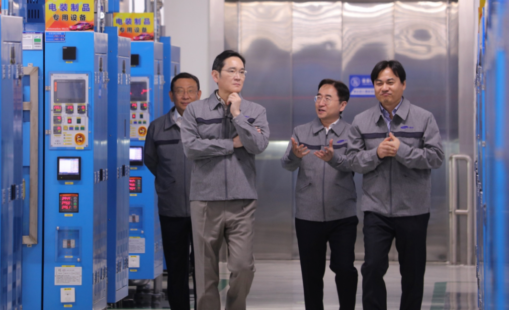 Samsung Electronics Chairman Lee Jae-yong (second from left) inspects the Samsung Electro-Mechanics’ key production facility for Multilayer Ceramic Capacitor in Tianjin, China, Friday. (Samsung Electronics)
