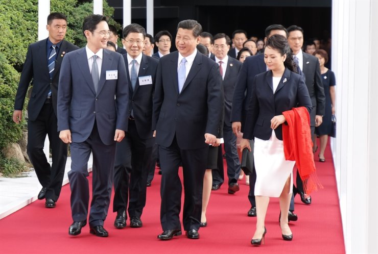 Samsung Electronics Chairman Lee Jae-yong, front row left, escorts Chinese President Xi Jinping, front row center, and first lady Peng Liyuan, at The Shilla Seoul in this 2014 file photo. Courtesy of Samsung Electronics