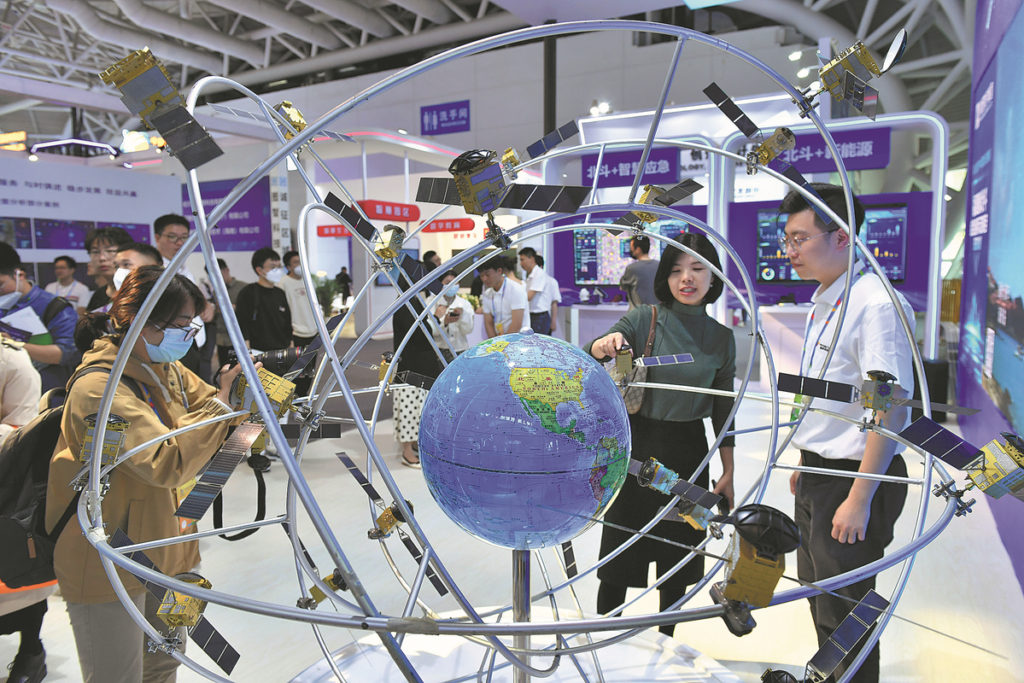 A model of the Beidou Navigation Satellite System is exhibited at the 6th Digital China Summit in Fuzhou, Fujian province, on Thursday. [PHOTO/CHINA NEWS SERVICE]