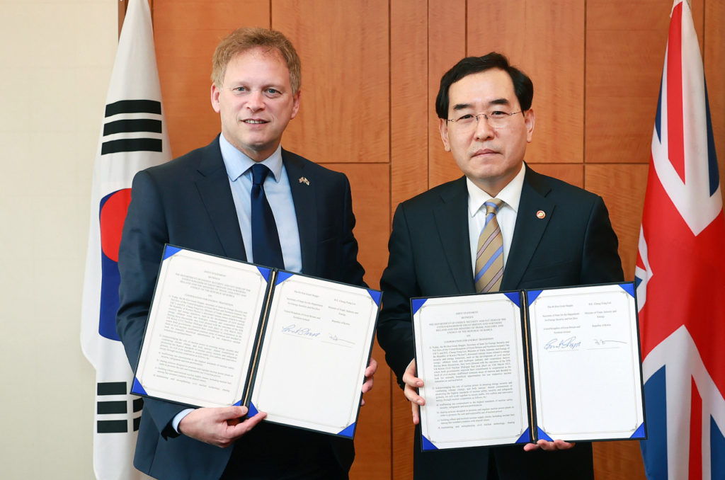 outh Korean Industry Minister Lee Chang-yang (right) and British Minister of Department for Energy Security and Net Zero Grant Shapps hold up their joint agreement for cooperation on nuclear power and clean energy in Seoul on Monday. (Yonhap)