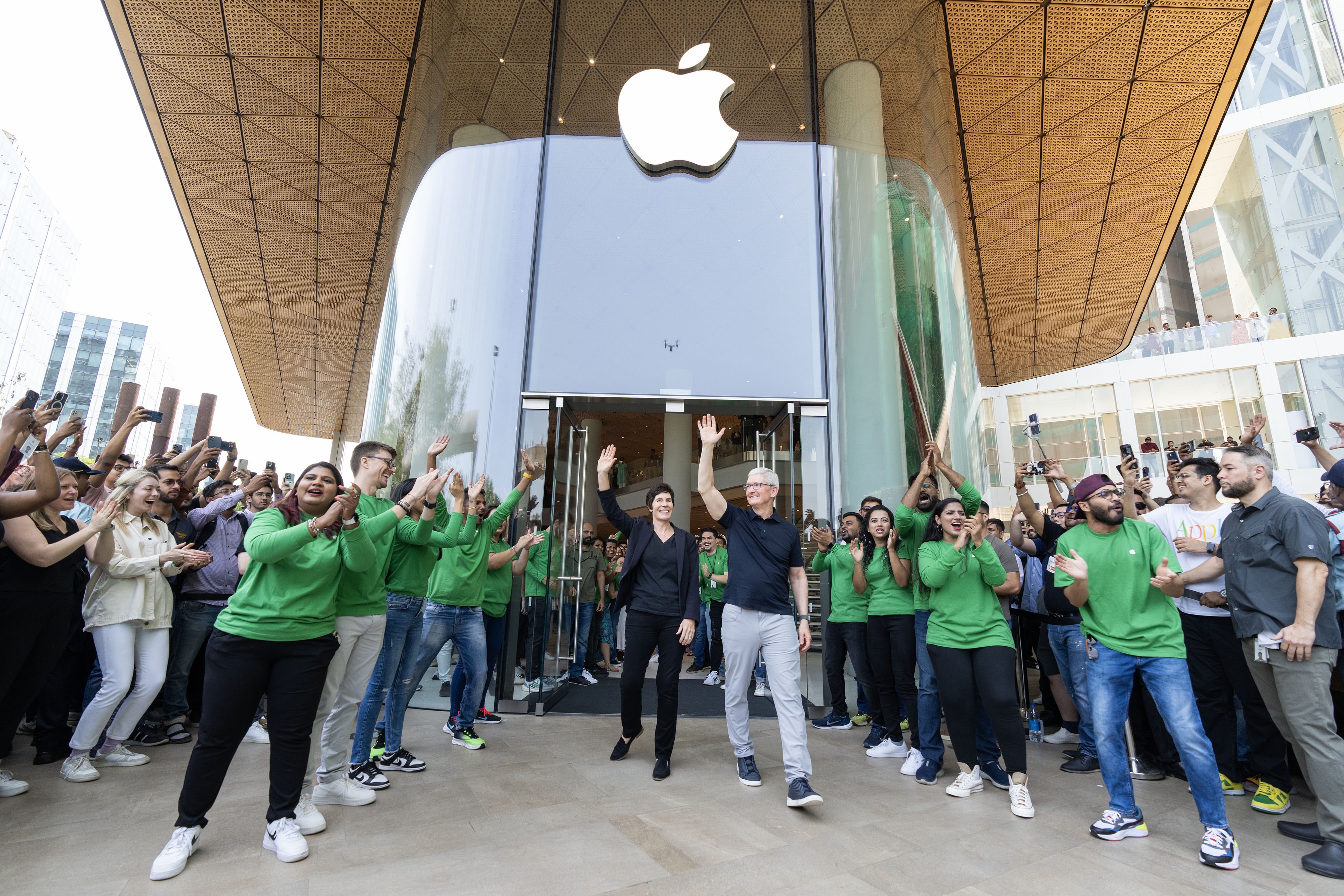 Tim Cook Opens Apples First Official Store in Mumbai