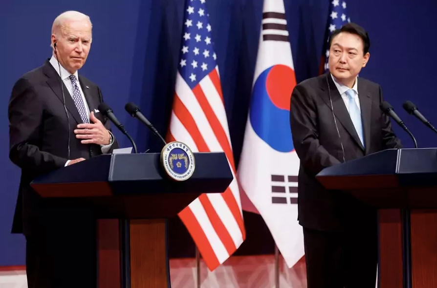 U.S. President Joe Biden and his South Korean counterpart Yoon Suk-youl hold a joint news conference at the People's House in Seoul, South Korea on May 21, 2022. (Jonathan Ernst/Reuters)