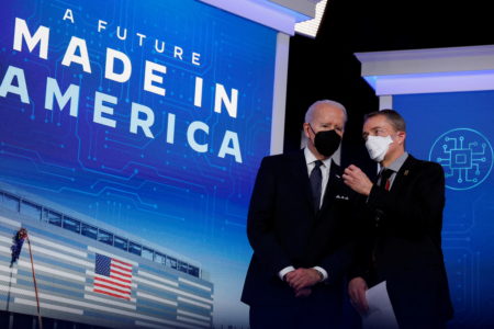 U.S. President Joe Biden, with Intel CEO Pat Gelsinger, arrives to announce the tech firm’s plan to build a $20 billion plant in Ohio, from the South Court Auditorium on the White House campus in Washington, U.S. January 21, 2022. REUTERS/Jonathan Ernst