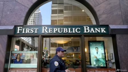 A security officer walks outside of a First Republic Bank location in San Francisco on Apr 26, 2023. (Photo: AP/Jeff Chiu)