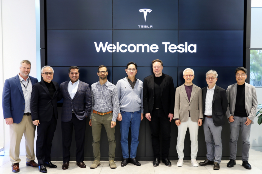 Samsung Electronics Chairman Lee Jae-yong (fifth from left) and Tesla CEO Elon Musk (sixth from left) pose for a photo after having a meeting at the South Korean tech giant’s Device Solutions Research America in Silicon Valley on Wednesday. (Samsung Electronics)