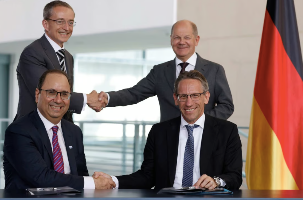 German Chancellor Olaf Scholz (background, right) shakes hands with Pat Gelsinger (background, left), CEO of Intel, as State Secretary at the Chancellery Joerg Kukies (foreground, right) and Intel executive vice-president Keyvan Esfarjani (foreground, left) also shake hands after signing an agreement between the German government and Intel on June 19, 2023 at the Chancellery in Berlin. Photo: AFP