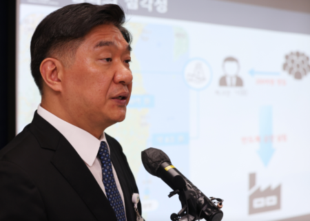 Prosecutor Park Jin-sung, who is in charge of industrial and defense technology crime at the Suwon District Prosecutors' Office, speaks at a press conference at the prosecutors' office in Suwon, Gyeonggi Province on Monday. (Yonhap)