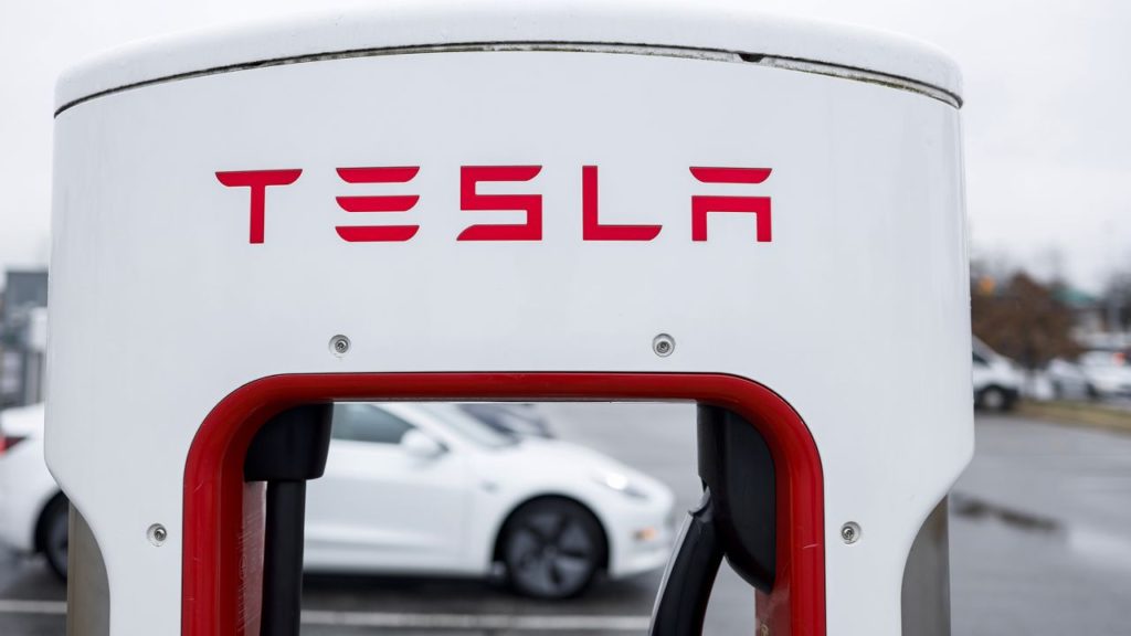 In the challenge to Tesla, automakers launch US EV charging network