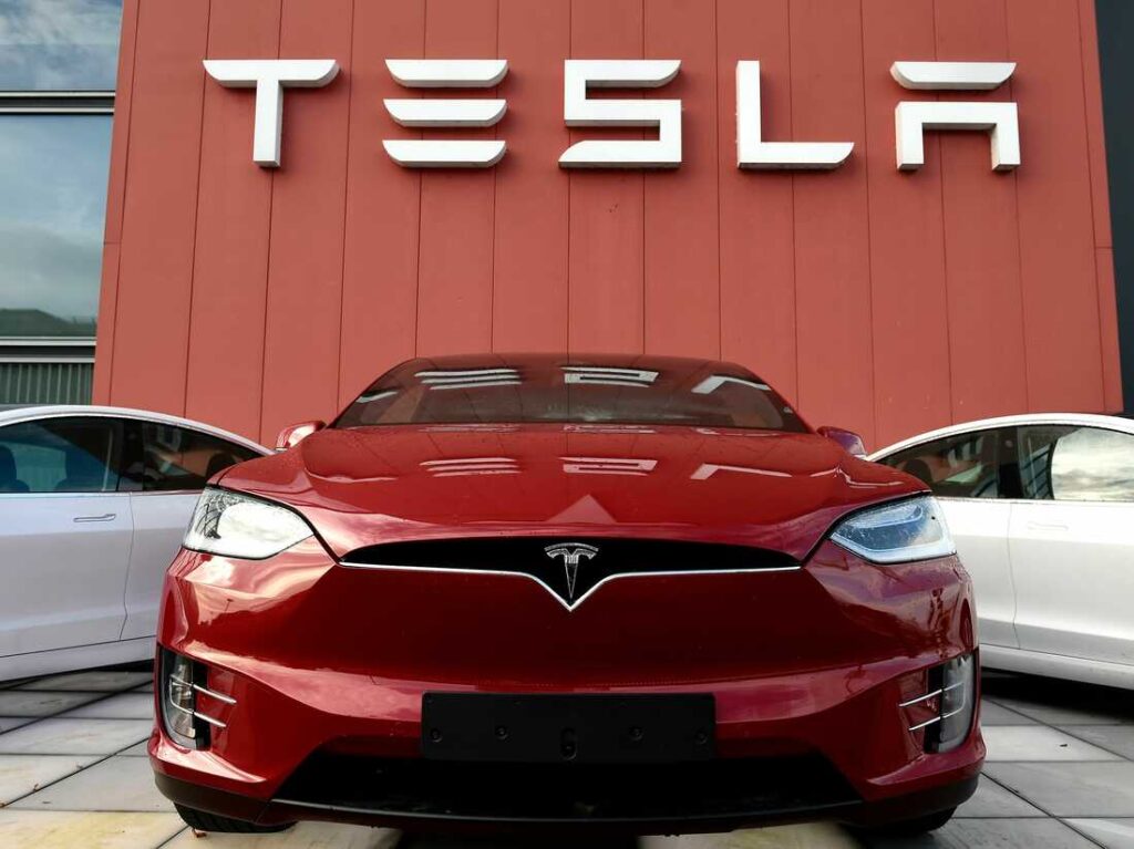 Tesla's Stock Slump Sparks Talks of AI-Linked Successor; "Magnificent Six" Emerges Amid Market Shift
