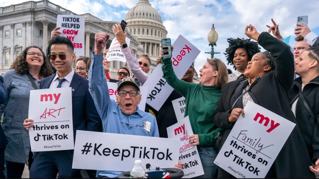 TikTok Users Expressing their displeasure - Photo: J. Scott Applewhite (AP)