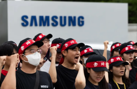 Samsung Strike Countdown Enters Critical Stage as the Government Joins Negotiations Samsung Staff on strike