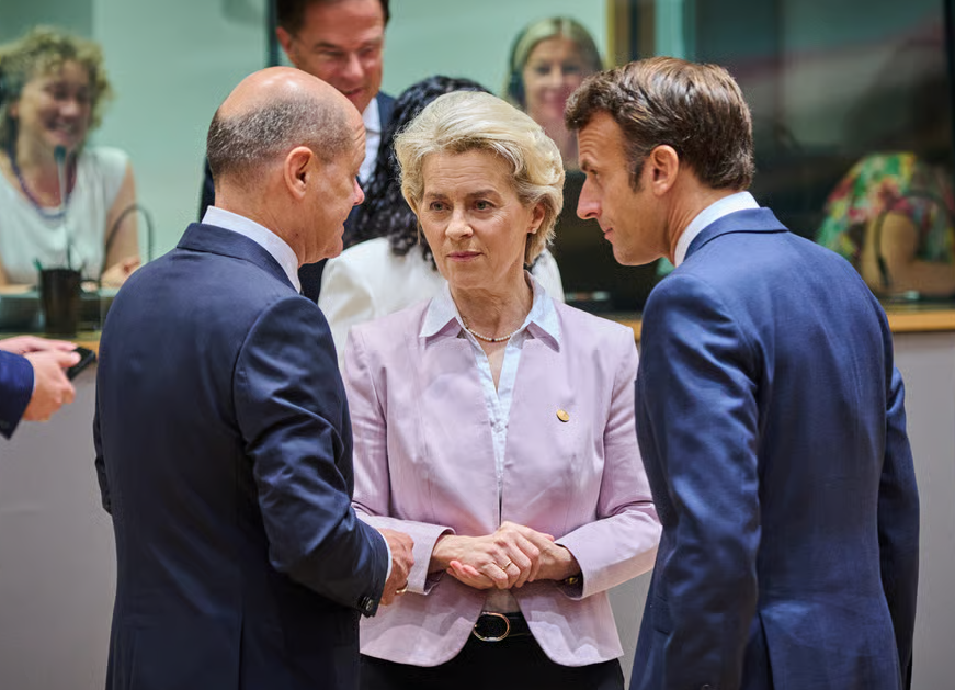 European Commission Plans to Limit Children’s Access to Social Media Platforms European Commission President Ursula von der Leyen and French President Emmanuel Macron| Dati Bendo/EC